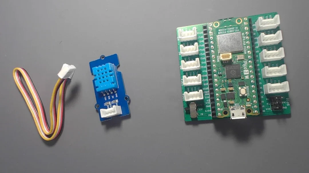 Pico 2W・Grove Shield for Pi Pico・Grove温湿度センサー(DHT11)・Groveケーブルを配線前に並べた写真